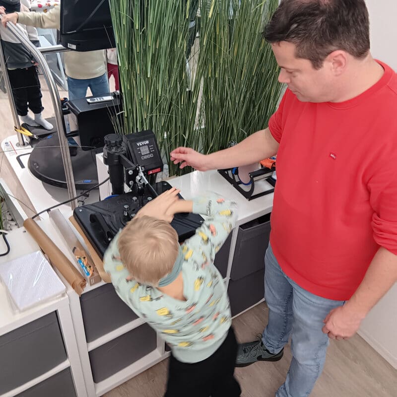 Technik pur bei einer Weihnachtsfeier begeistert Grundschulkinder 7 20251208 161829