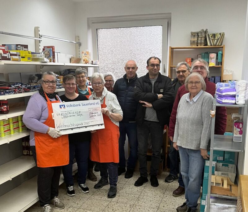 Volksbank Sauerland stärkt Tafeln mit Weihnachtsspende 1 foto 2 attendornertafel scaled e1765885263234