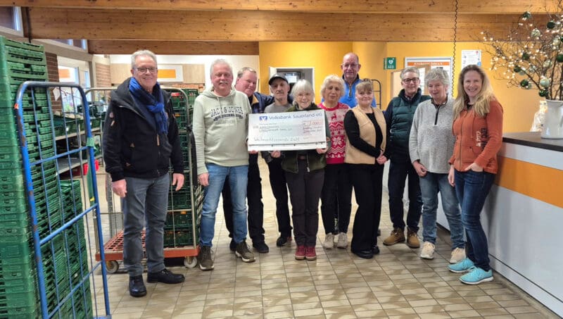 Volksbank Sauerland stärkt Tafeln mit Weihnachtsspende 2 foto1 arnsberger tafel
