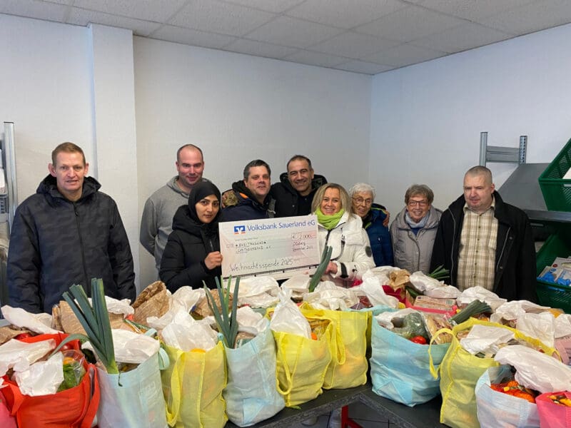 Volksbank Sauerland stärkt Tafeln mit Weihnachtsspende 3 foto3 warenkorb winterberg