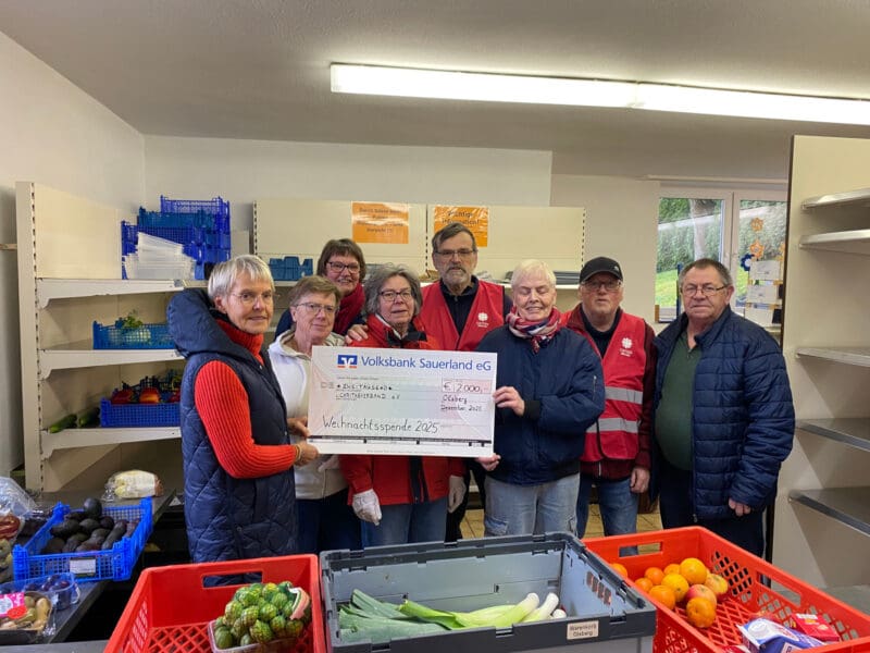 Volksbank Sauerland stärkt Tafeln mit Weihnachtsspende 4 foto4 warenkorb olsberg