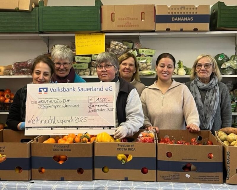 Volksbank Sauerland stärkt Tafeln mit Weihnachtsspende 5 foto5 warenkorb finnentrop e1765885294526