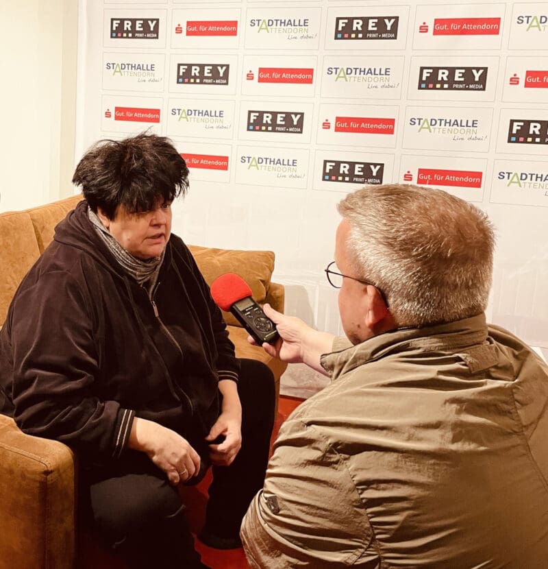 olaf mit ingrid kuhne am mikrofon liebe grusse gab es von ihr zur weihnachtssendung bild kra 2