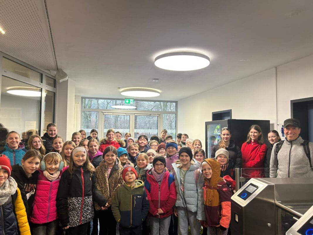 Messdiener*innen und Sternsinger*innen auf dem Eis in Wiehl