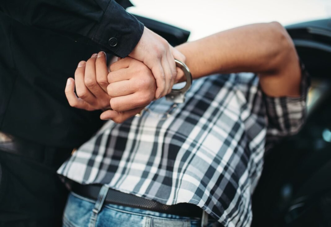 Polizei hält Mann mit Messer auf