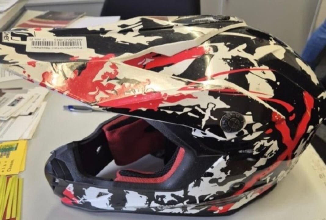 Wem gehört der Motorradhelm?