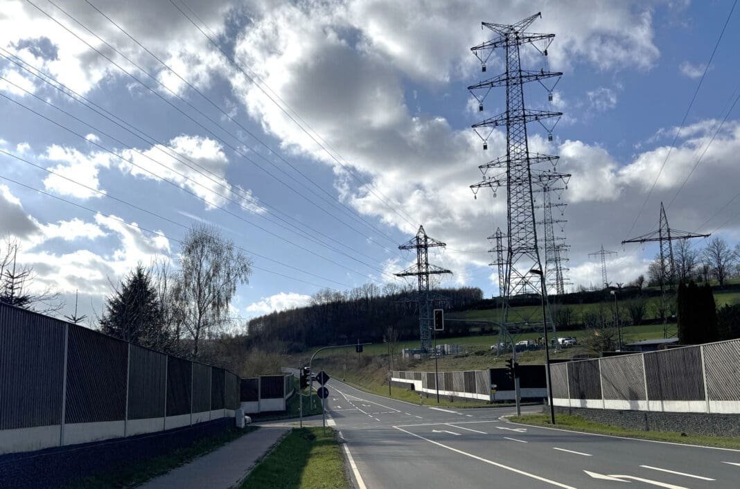 Hubschraubereinsatz an Höchstspannungsleitung