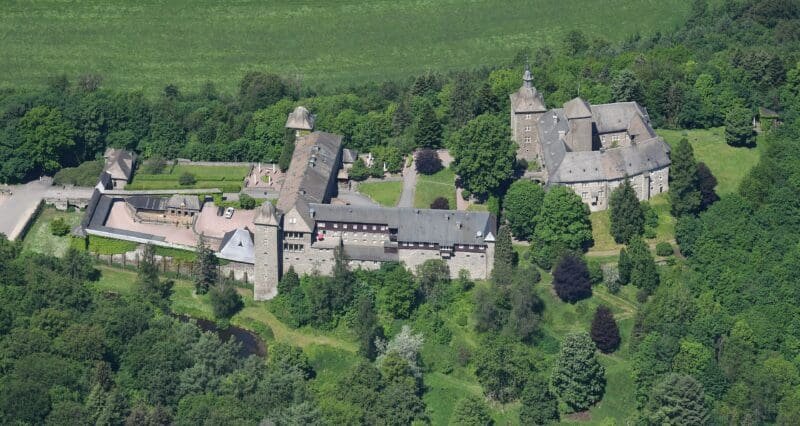 aerial image of burg schnellenberg view from the southeast