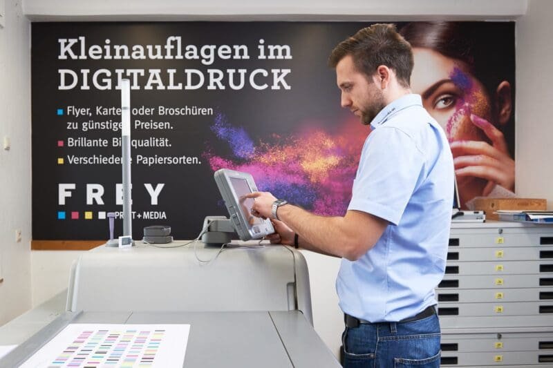 2018: Kauf einer 5-farbigen-Digitaldruckmaschine der Firma Ricoh