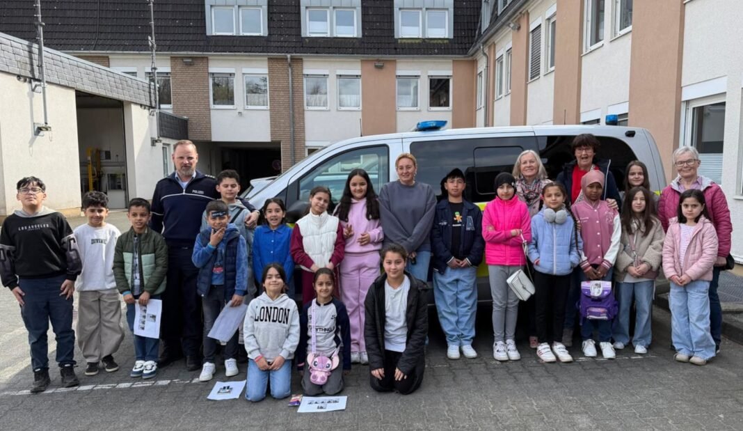 Kinderschutzbund besucht die Polizeiwache Olpe