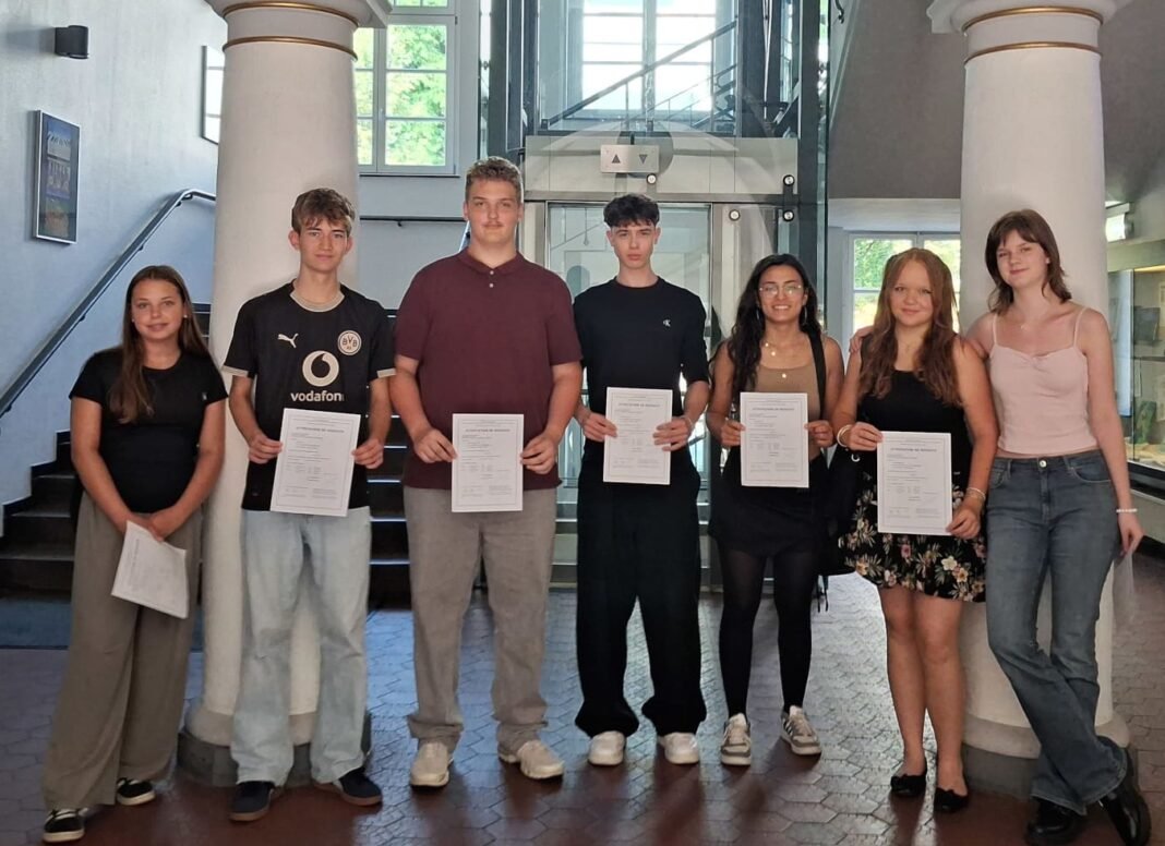 Sieben Schülerinnen und Schüler legen Sprachzertifikat erfolgreich ab
