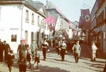 Das Titelbild des Mitteilungsblattes Nr. 47 zeigt die mit Hakenkreuzfahnen geschmückte Wasserstraße beim Schützenumzug 1939 – dem letzten Schützenfest vor Ausbruch des Zweiten Weltkrieges. Foto: Stadtarchiv Attendorn.